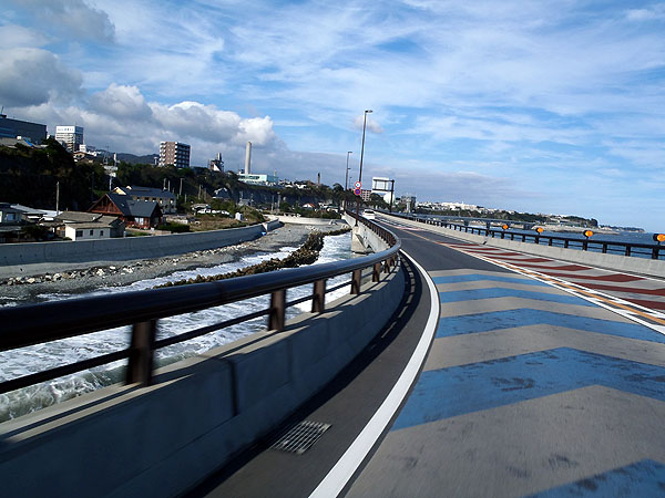 海に突き出た道